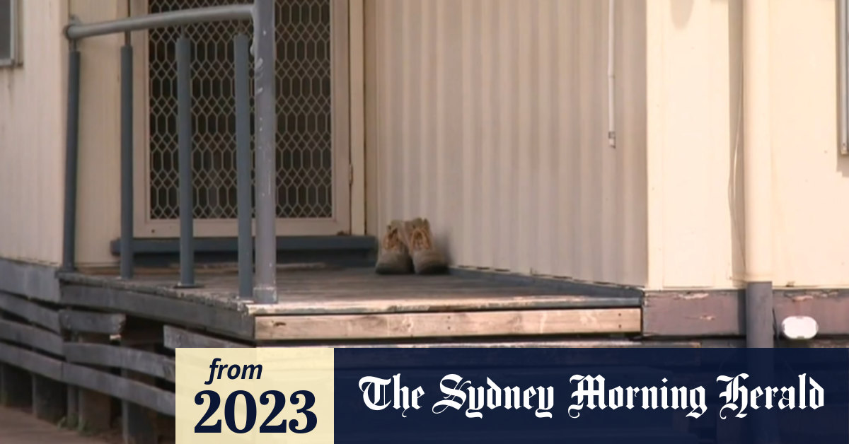 Video Five intruders attack housemates with knives and hammers